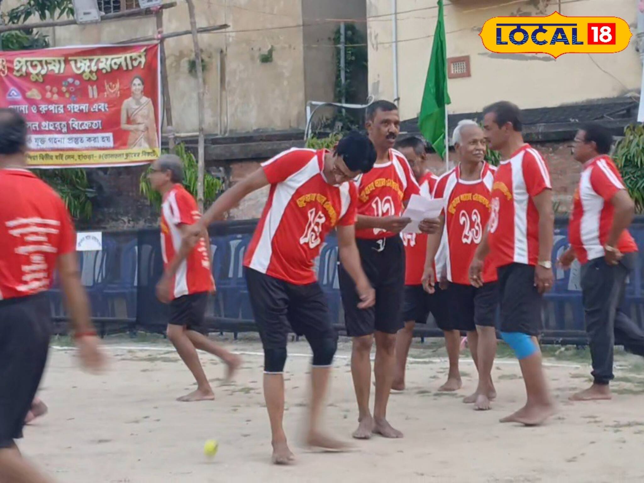 ৭৫-৮৫-র বৃদ্ধরা পায়ে টেনিস বল নিয়ে দৌড়ালেন মাঠে! ফের'জীবন' পেল হাওড়ার ফুট টেনিস খেলা