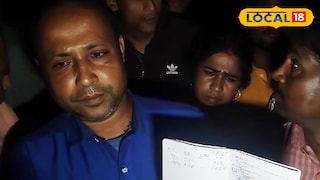 পোস্ট অফিসের পাশবই হাতে গ্রাহক