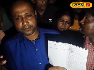 পোস্ট অফিসের পাশবই হাতে গ্রাহক পোস্ট অফিসের পাশবই হাতে গ্রাহক