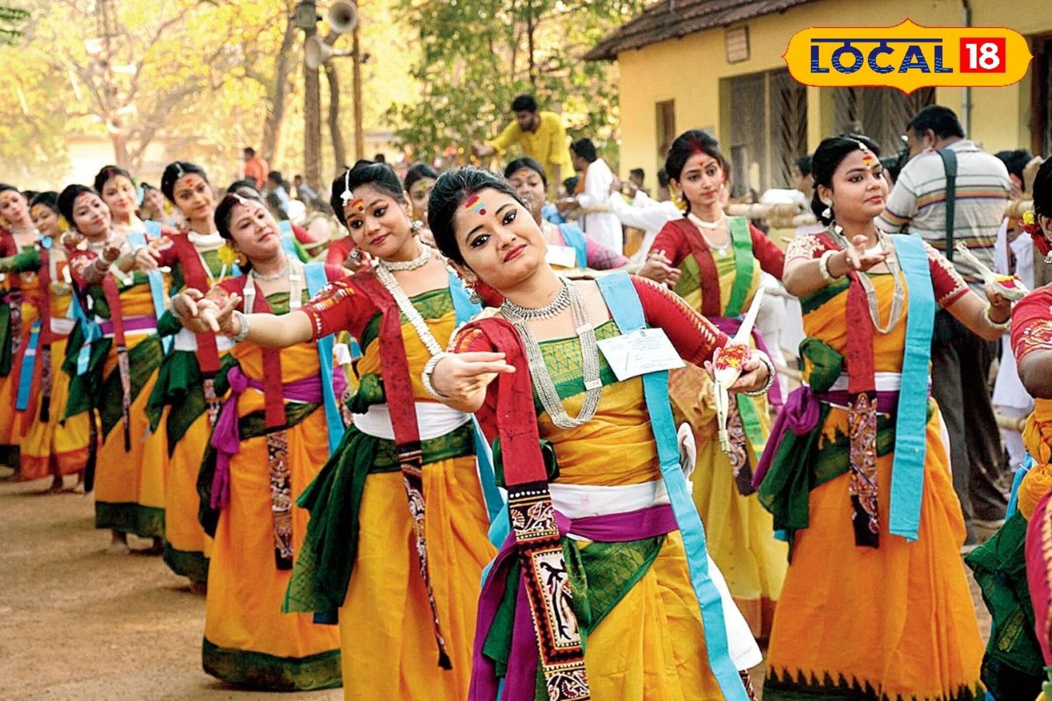 Basanta Utsav: প্রথা মেনে শুরু শান্তিনিকেতনের বসন্ত উৎসব,দেখে নিন এক ঝলকে