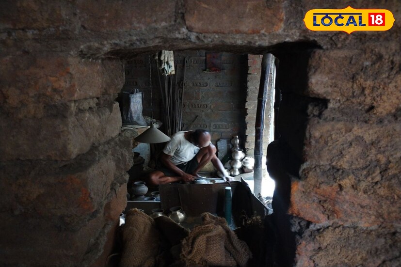 কানা নীচু থালা আবার কানা উঁচু থালা। ভাত খাওয়ার থালা আবার মুড়ি খাওয়ার থালা। সব রকমের থালা পেয়ে যাবেন বাঁকুড়া জেলায়।