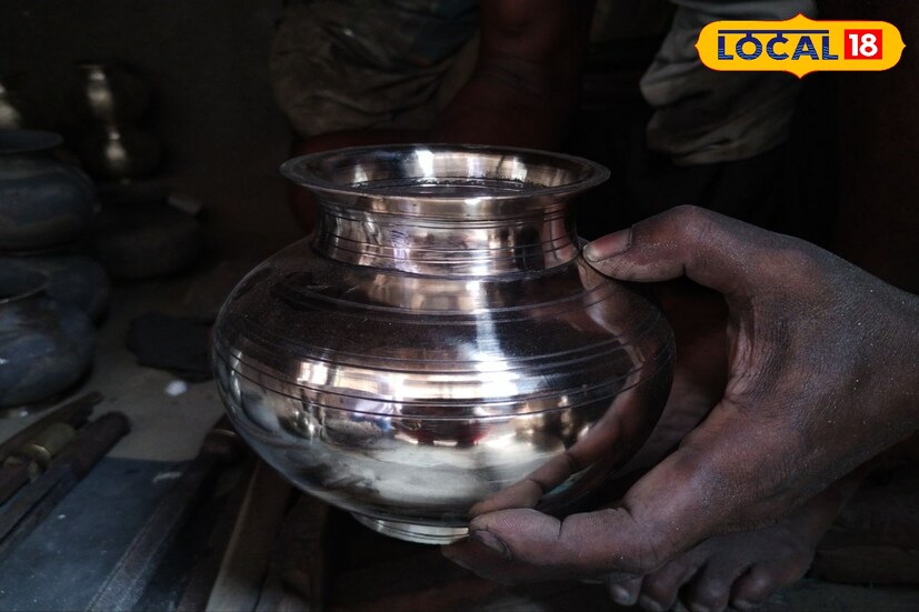 কয়েক বছর আগে পর্যন্ত কাঁসার দাম তুলনামূলক ভাবে কম ছিল। তখন রমরমা ছিল কাঁসার বাজারের। তারপর লক্ষণীয় মূল্য বৃদ্ধি হয় কাঁসার দামের। ধীরে ধীরে কাঁসার বাসন থেকে দূরে সরতে থাকে মানুষ।