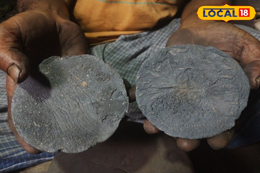 পূর্বপুরুষের আমল থেকেই হয়ে আসছে কাঁসার থালা বানানো। প্রথমে চুল্লিতে গলিয়ে নেওয়া হয় কাঁসা। তারপর অর্ধ গোলাকৃতি আকারের কাঁসার টুকরো গুলিকে হাতুড়ি দিয়ে ঠুকে কিংবা মেশিনে চাপ দিয়ে থালার আকার দেওয়া হয়।