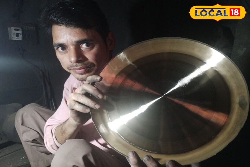 ঝকঝকে কাঁসার থালায় ভাত খাওয়ার একটা রাজকীয় আনন্দ রয়েছে। তবে কাঁসার থালা যতটা উজ্জ্বল ঠিক ততটাই কঠিন এই থালা বানানো। ঝকঝকে কাঁসার থালায় ভাত খাওয়ার একটা রাজকীয় আনন্দ রয়েছে। তবে কাঁসার থালা যতটা উজ্জ্বল ঠিক ততটাই কঠিন এই থালা বানানো।