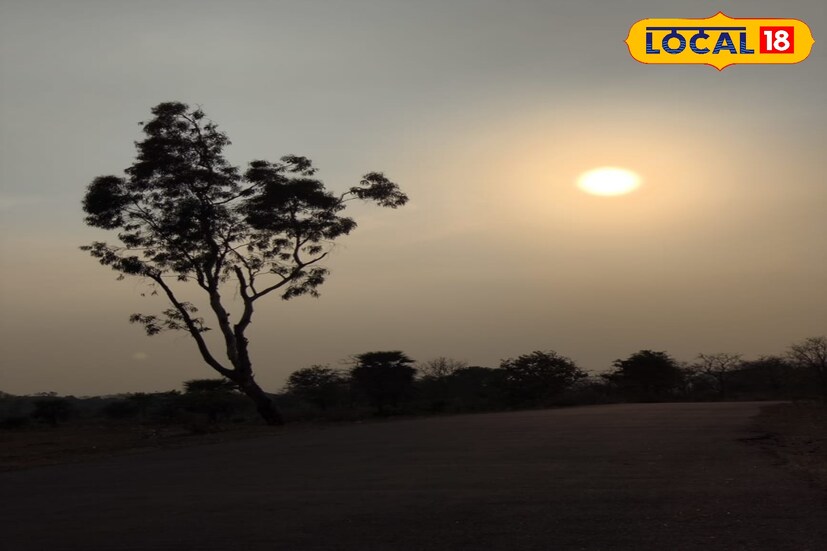 *শুশুনিয়া পাহাড়ের আশেপাশে রয়েছে থাকার একাধিক জায়গা। মরুতবাহা ইকোপার্ক থেকে শুরু করে, যুব আবাস। ৩০০ টাকা থেকে শুরু করে রয়েছে রাত্রি বাসের সুযোগ। কলকাতা থেকে সরাসরি চলে আসুন বাঁকুড়া স্টেশন। বাঁকুড়া থেকে বাসে করে কিংবা গাড়িতে করে ছাতনা হয়ে শুশুনিয়া। শুশুনিয়া পাহাড়ের তলায় দুদিন থাকলেই ঘুরে দেখা হয়ে যাবে। পাহাড়, জমধারা, শিউলিবোনা, ভরতপুর। 