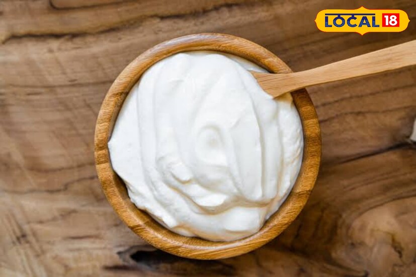 পুরুষদের তুলনায় মহিলারা বেশি মাত্রায় ক্যালসিয়ামের অভাবে ভোগেন। তাঁরা যদি নিয়মিত ইয়োগার্ট খান, হাড়ের দুর্বলতার সমস্যা কমতে পারে।