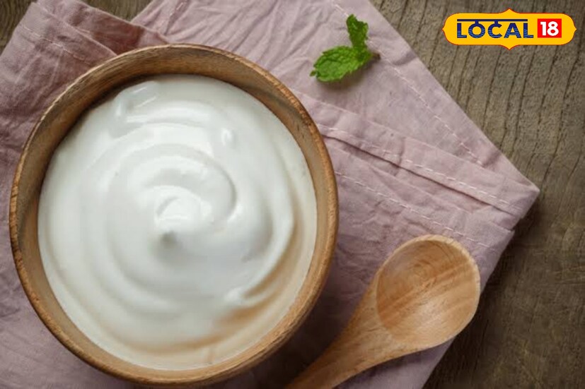 তবে দই খেলে ওজন নিয়ন্ত্রণে থাকে, সে কথা ভুল নয়। কিন্তু দুপুরের খাবার খাওয়ার পর দই খেলে তবেই মিলবে এই সুফল। টক দই কর্টিসল হরমোনের ক্ষরণ কমিয়ে দেয়।