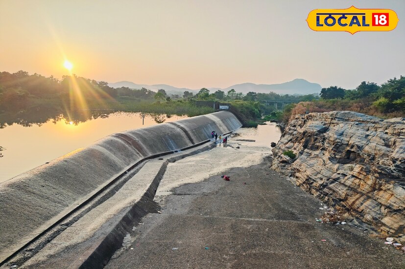 *বসন্তে অপরূপ সাজে সেজে থাকে এই মুরগুমা ড্যাম। এই ড্যামে যাওয়ার পথে লাল পলাশে ঘেরা রাস্তা দেখতে পাওয়া যায়, যা দেখে মন ভরে যাবে আপনার।