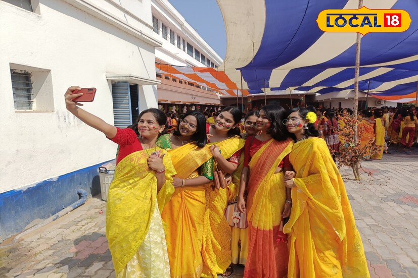 স্বাভাবিকভাবে একঘেঁয়েমি পড়াশোনার পাশাপাশি পড়ুয়ারা বেশ আনন্দ উপভোগ করেছেন এই অনুষ্ঠানে। চলল দেদার সেলফি তোলা। এমন আয়োজনে খুশি বিদ্যালয় কর্তৃপক্ষ থেকে অভিভাবকেরা।