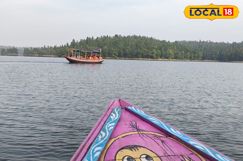 দক্ষিণ বাঁকুড়ার একেবারে শেষ প্রান্তে, ঝাড়খণ্ড লাগোয়া সবুজ জনপদ ঝিলিমিলি। বিরাট বিরাট শাল, শিমূল, মহুয়া গাছে ছাওয়া ঝিলিমিলির প্রকৃতি আপনাকে শান্তি দেয়। গ্রীষ্মেও যেন ঝিলিমিলির বাতাস মিষ্টি।