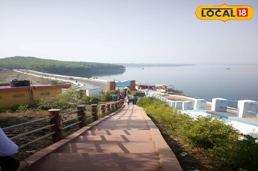  "বার্ড ওয়াচিং ইকো ট্যুরিজম" তৈরির জন্য মুকুটমণিপুর একটি দুর্দান্ত জায়গা। এখানে খুব সহজেই ১২ থেকে ১৩ ধরনের পরিযায়ী পাখি দেখতে পাওয়া যায়। ২০২৩ এর শীতে পাখি গণনা হয়েছিল অর্থাৎ পাখির সংখ্যা গোনা হয়েছিল প্রশাসনের তরফ থেকে। তারপর থেকেই চেষ্টা করা হয় যাতে আরও বেশি বেশি করে পাখি আসে প্রতিবছর।