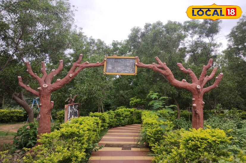 নীল জল প্রতিবছর মন টানে হাজার হাজার পর্যটকের। এই ড্যাম কে কেন্দ্র করে জীবিকা চলে বহু নৌকো চালকের, যাঁরা পর্যটকদের কংসাবতী ড্যামকে কেন্দ্র করে ডিয়ার পার্ক, দুই নদীর সঙ্গমস্থল এবং আরও সুন্দর-সুন্দর ঘোরার জায়গাগুলি ঘুরিয়ে দেখান।