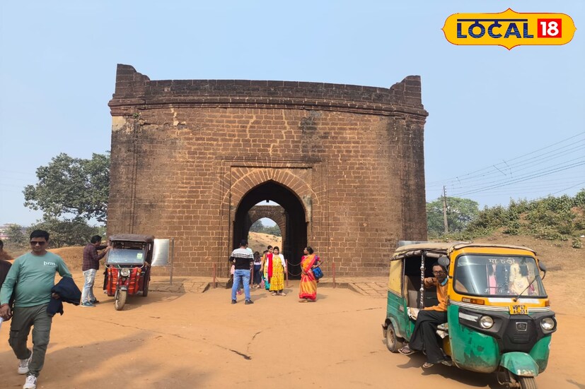 বিষ্ণুপুর ঘুরতে এলে অবশ্যই আপনাকে প্রথমে আসতে হবে রাসমঞ্চ। এই রাসমঞ্চে রয়েছে অনলাইন এবং অফলাইনে টিকিট কাটার ব্যবস্থা। অনলাইনে টিকিট কাটলে ২০ টাকা, অফলাইনে কাটলে ২৫ টাকা।