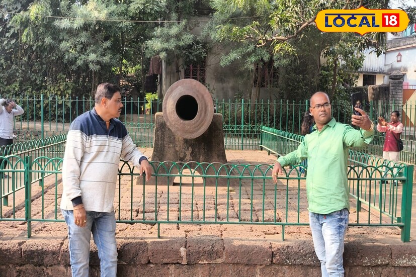  বাঁকুড়া জেলার বিষ্ণুপুর শহরের এই কামান রুখে দিয়েছিল বর্গীদের। রুখে দিয়েছিল বলা ভুল হবে, একপ্রকার মুছে দিয়েছিল বর্গীদের। বাংলার এই বিশাল কামান আজও বীরত্বের ইতিহাস বহন করে চলেছে। 