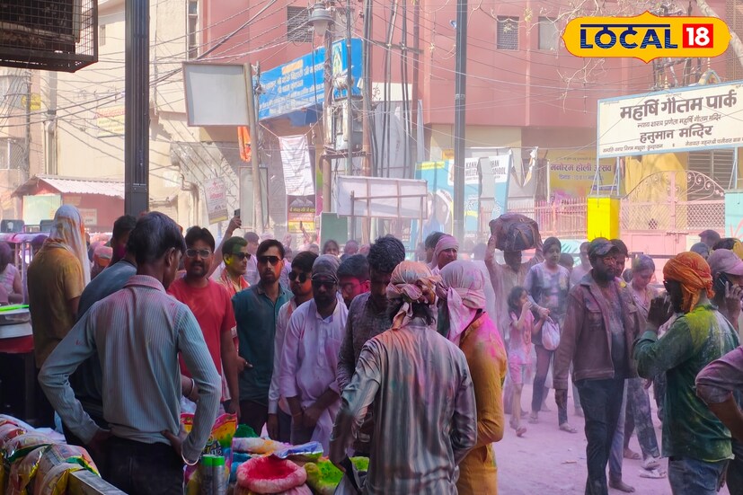 এই সময়ে মানুষ ধর্ম বর্ণের ভেদাভেদ ভুলে একসঙ্গে হোলি খেলায় মেতে ওঠে। সামাজিক নিয়ম কানুন বিধি নিষেধের চোখ রাঙানি এই সময় উপেক্ষা করে দীর্ঘদিন ধরে এই প্রাচীন প্রথাকে সম্মান এর সঙ্গে পালন করে আসছে বৃন্দাবনবাসী।