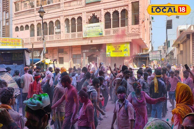 এই দিনে রাধা কৃষ্ণ এক সঙ্গে গোপিনিদের সঙ্গে আবিরের রঙে মেতে উঠেছিলেন। ভারতে খুব বড় করে দোল উৎসব হয় বৃন্দাবনে।