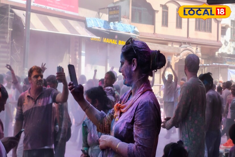 কেউ কেউ নিজেদের রাঙিয়ে নিয়েছেন শ্যামের গোপাঙ্গনার বেশে। ফাল্গুনের রঙে রঙিন বৃন্দাবন ও মথুরা।