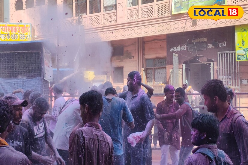 এই দিনে রাধা কৃষ্ণ এক সঙ্গে গোপিনীদের সঙ্গে আবিরের রঙে মেতে উঠেছিলেন। ভারতে খুব বড় করে দোল উৎসব পালন করা হয় বৃন্দাবনে।