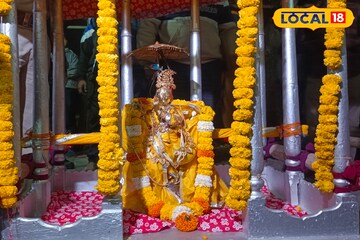 এই বিশেষ দিনে মন্দির থেকে বেরিয়ে থাকেন মদনমোহন! জেলায় দোলের উৎসব সূচনা হয় তাঁকে ঘিরে এই বিশেষ দিনে মন্দির থেকে বেরিয়ে থাকেন মদনমোহন! জেলায় দোলের উৎসব সূচনা হয় তাঁকে ঘিরে