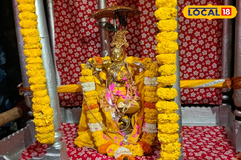 পুজোর শেষে কোচবিহারের দেবোত্তর ট্রাস্ট বোর্ডের সেক্রেটারি এবং কোচবিহার মহারাজার প্রতিনিধি দুয়ার বক্সি সর্বপ্রথম রং দেন মদনমোহন দেবের গায়ে।