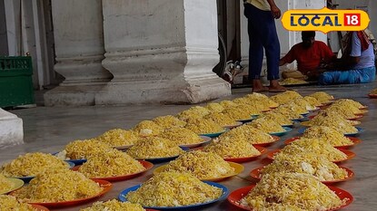 ইমামবাড়িতে সাজানো রয়েছে বিরিয়ানি 