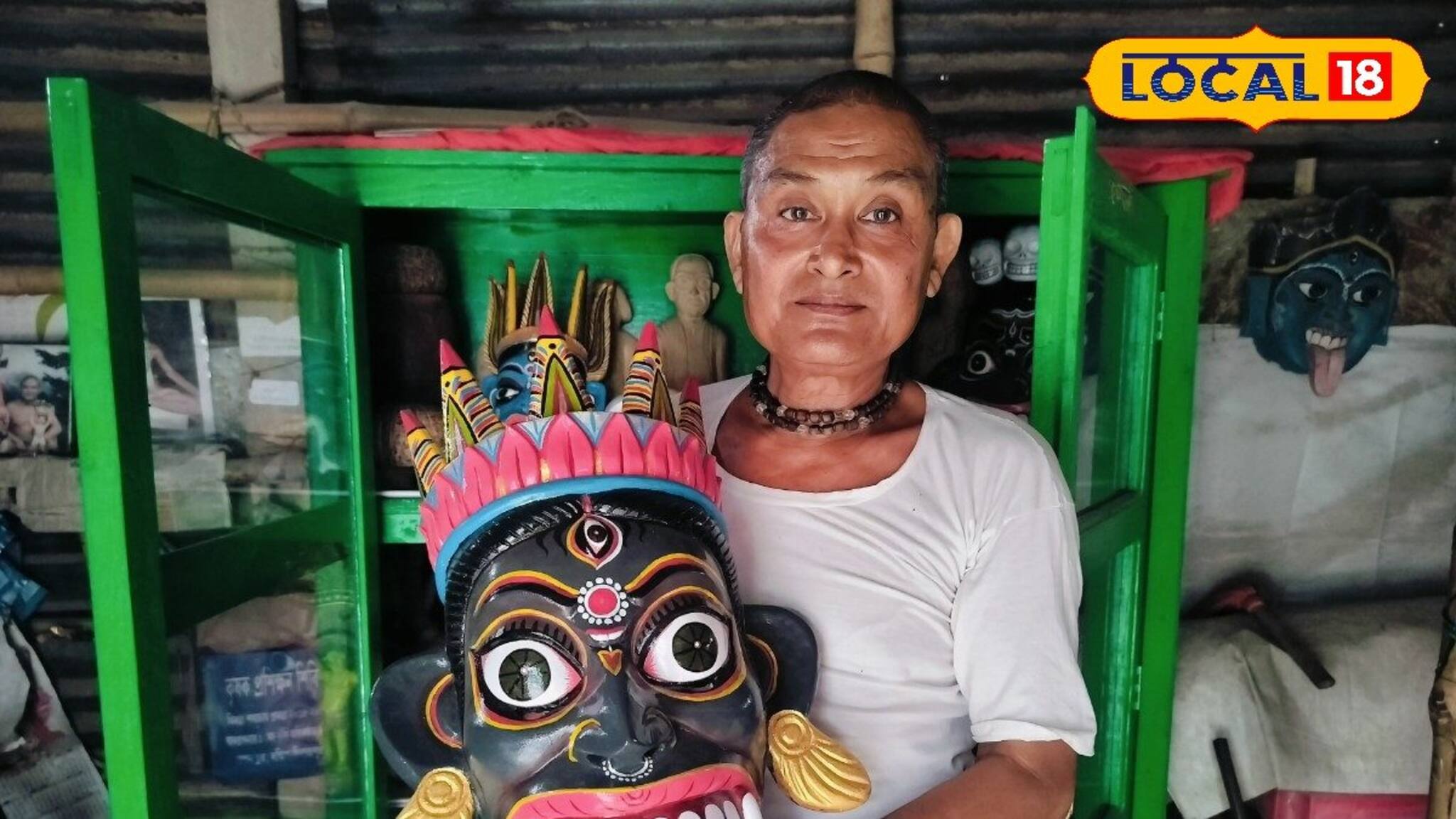 বয়সকে দূরে সরিয়ে নিজের পেশাকে আজও আগলে রেখেছেন বৃদ্ধ! বানিয়ে চলেছেন মুখোশ