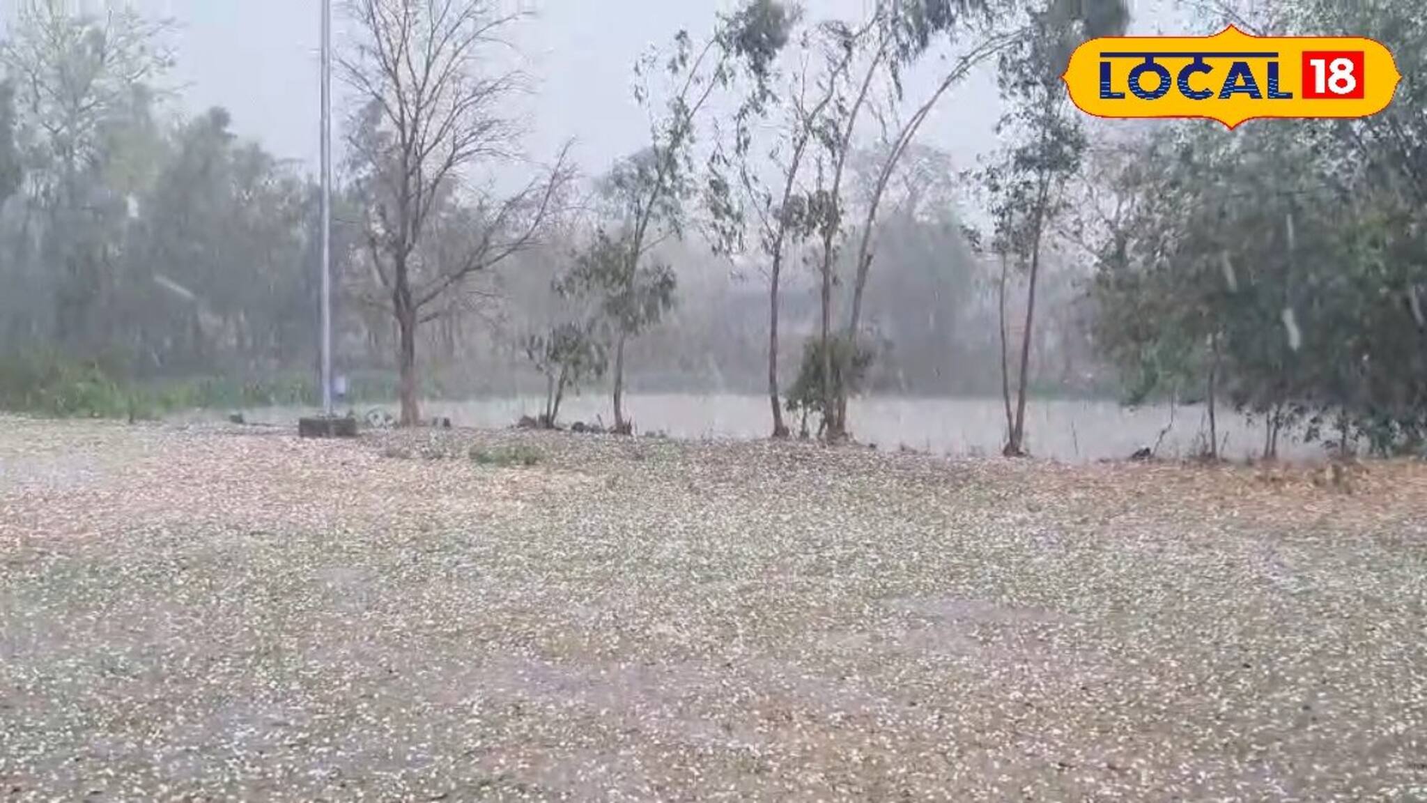 তীব্র গরমের মধ্যে সাদা বরফের চাদরে ঢাকল আরামবাগের পথঘাট!