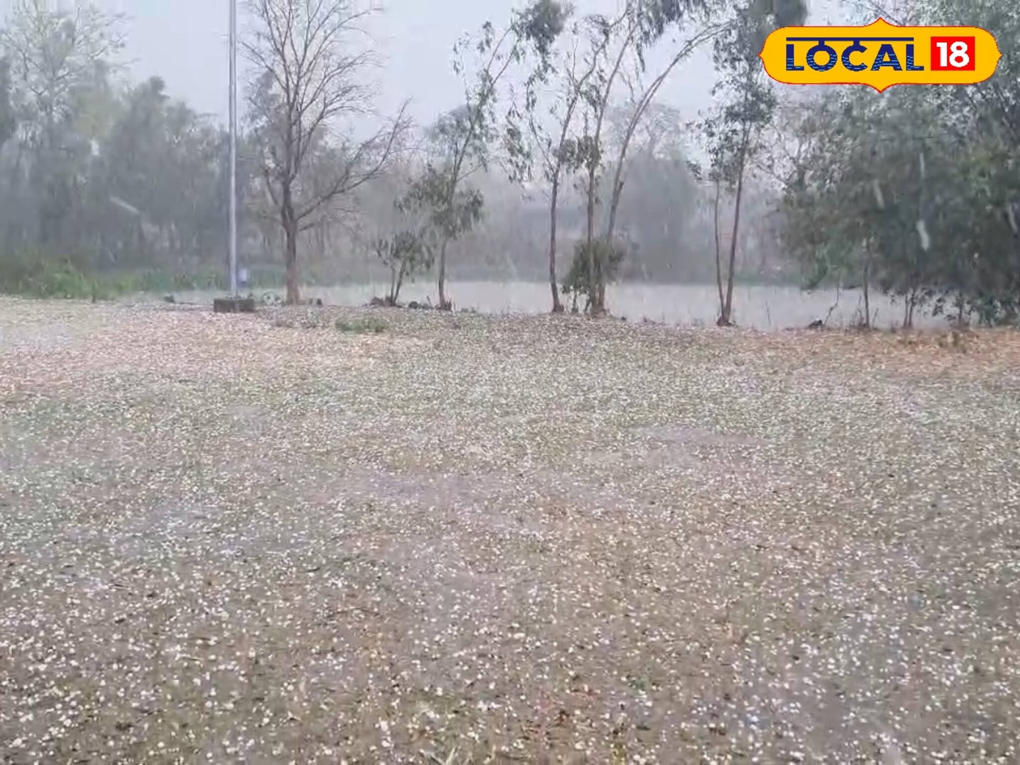 তীব্র গরমের মধ্যে সাদা বরফের চাদরে ঢাকল আরামবাগের পথঘাট!