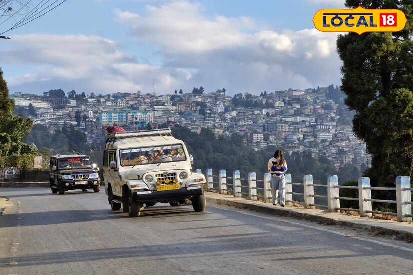 সমতল জুড়ে রোদের ঝলকানি অন্যদিকে থমথমে আকাশ শৈলসহরে।মেঘে ঢাকা আকাশ আর কুয়াশার মাঝেই ফের একবার দার্জিলিংয়ের উঁচু পার্বত্য এলাকায় হালকা থেকে মাঝারি বৃষ্টির সম্ভাবনা। অন্যদিকে সমতলে বসন্তেই গ্রীষ্মের ছোঁয়া।