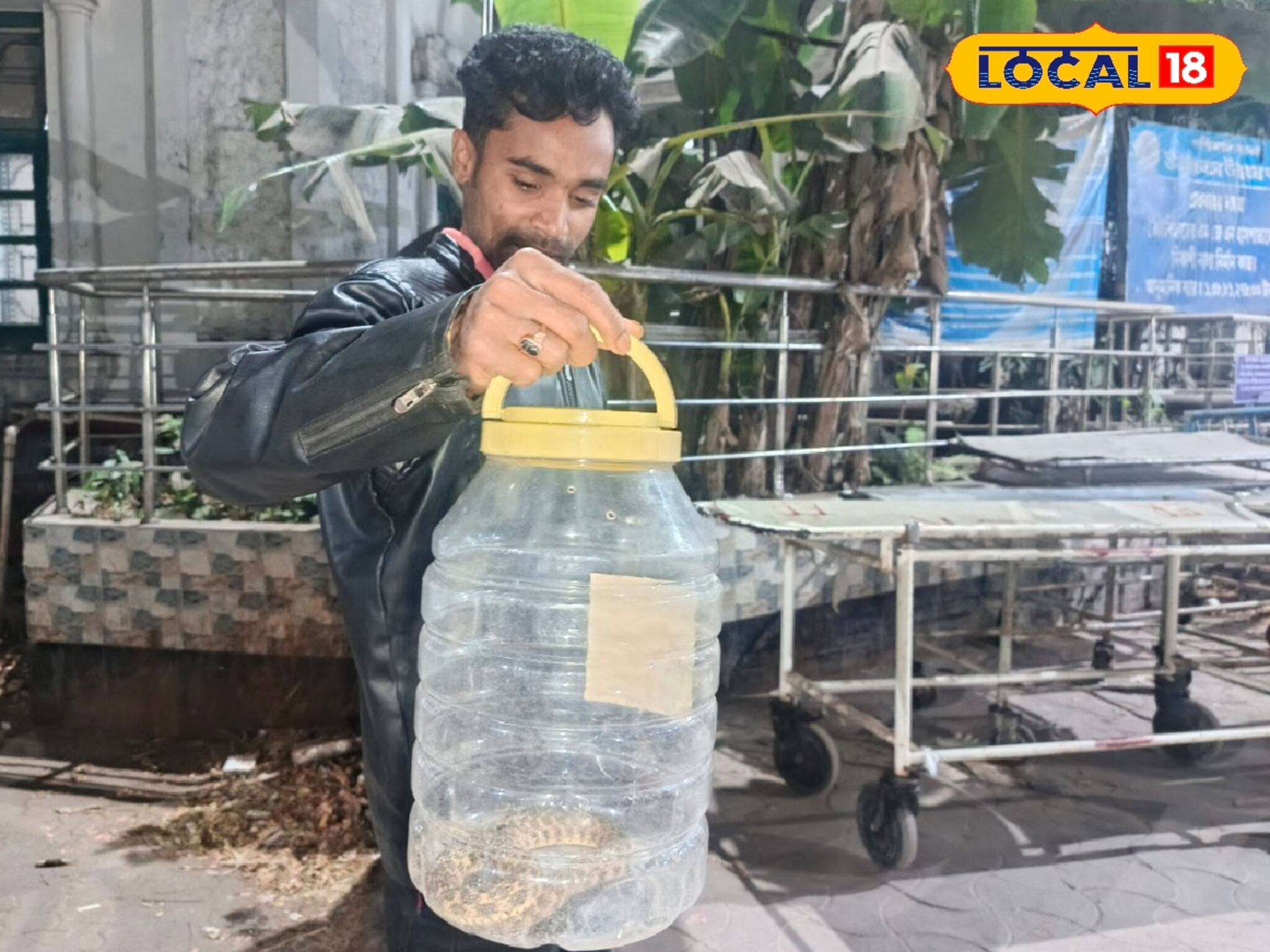 এমার্জেন্সিতে হাজির, হাসপাতালে তো এলেন কিন্তু হাতের বয়ামে ও কী রাখা, তোলপাড়