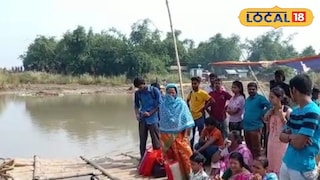 ঘাটে নৌকাতে চলছে যাত্রা ঘাটে নৌকাতে চলছে যাত্রা