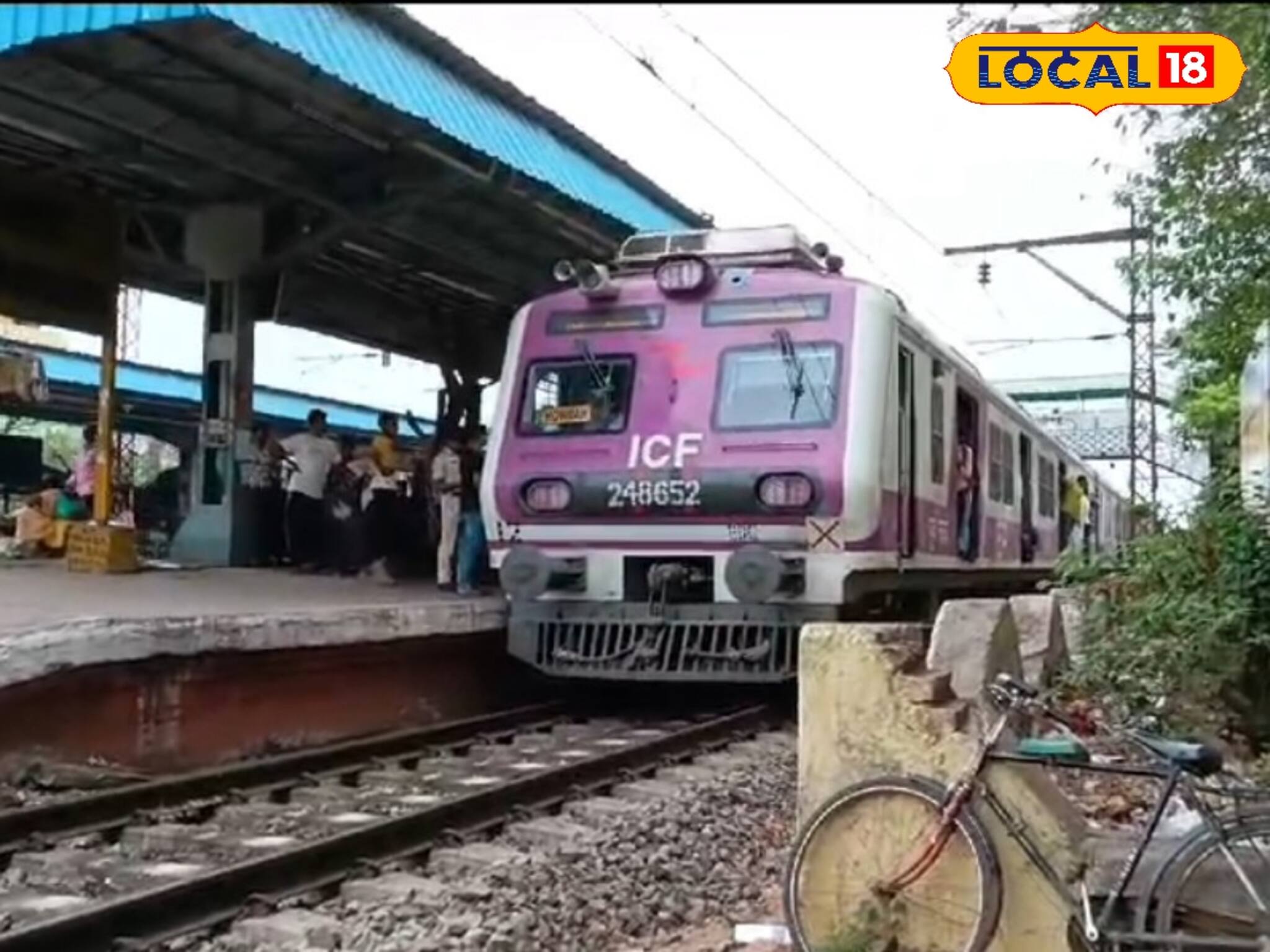 হাওড়াগামী লোকাল ট্রেনের নিচ থেকে হঠাৎ কালো ধোঁয়া! প্রবল আতঙ্কে যাত্রীরা, শেষমেশ যা হল...