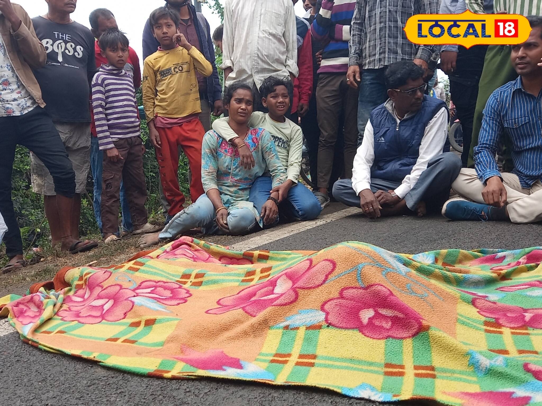 মায়ের চোখের সামনেই শেষ ছোট্ট শিশু! পিষে দিল দশ চাকার লরি