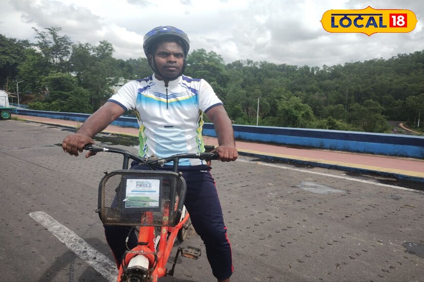 মুকুটমণিপুর এসে মুকুটমণিপুর ডেভেলপমেন্ট অথরিটি-র টুরিস্ট ইনফর্মেশন সেন্টারে যোগাযোগ করলেই বুক করতে পারবেন সাইকেল। রয়েছে আধুনিক হাইড্রোলিক লাগানো সাইকেল, ডুয়েল প্যাডেল সাইকেল যা যুগলদের বিশেষ পছন্দ। দুই সিটওলা ডাবল প্যাডেল এই সাইকেল দুইজন মিলে চালাতে পারবেন।