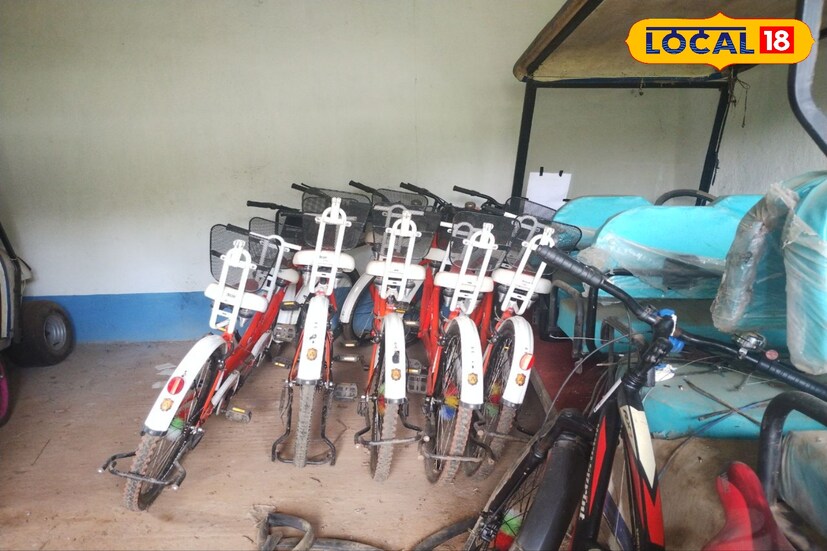  মুকুটমণিপুরে ঘুরে দেখার জায়গার শেষ নেই। অনেক জায়গা এখনও পর্যটকদের কাচে অজানা। সেই-সব জায়গায় অনায়াসে ঘুরে বেড়াতে পারেন ইকো সাইকেলে চেপে।