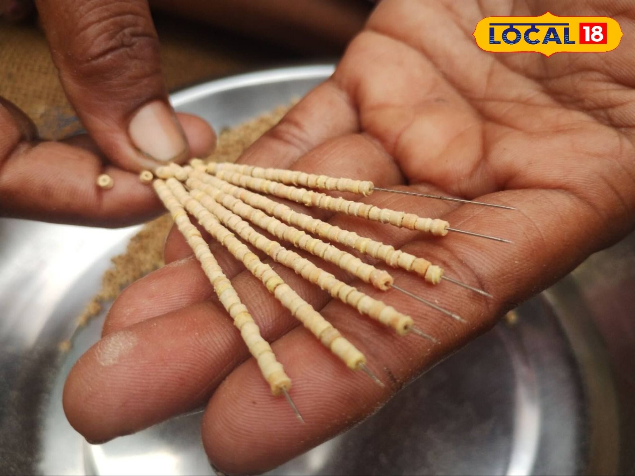 দেখতে অনেকটা...! বলুন তো এগুলো কি! অনেকেই পরেন, অধিকাংশটাই তৈরি হয় বাঁকুড়ায়