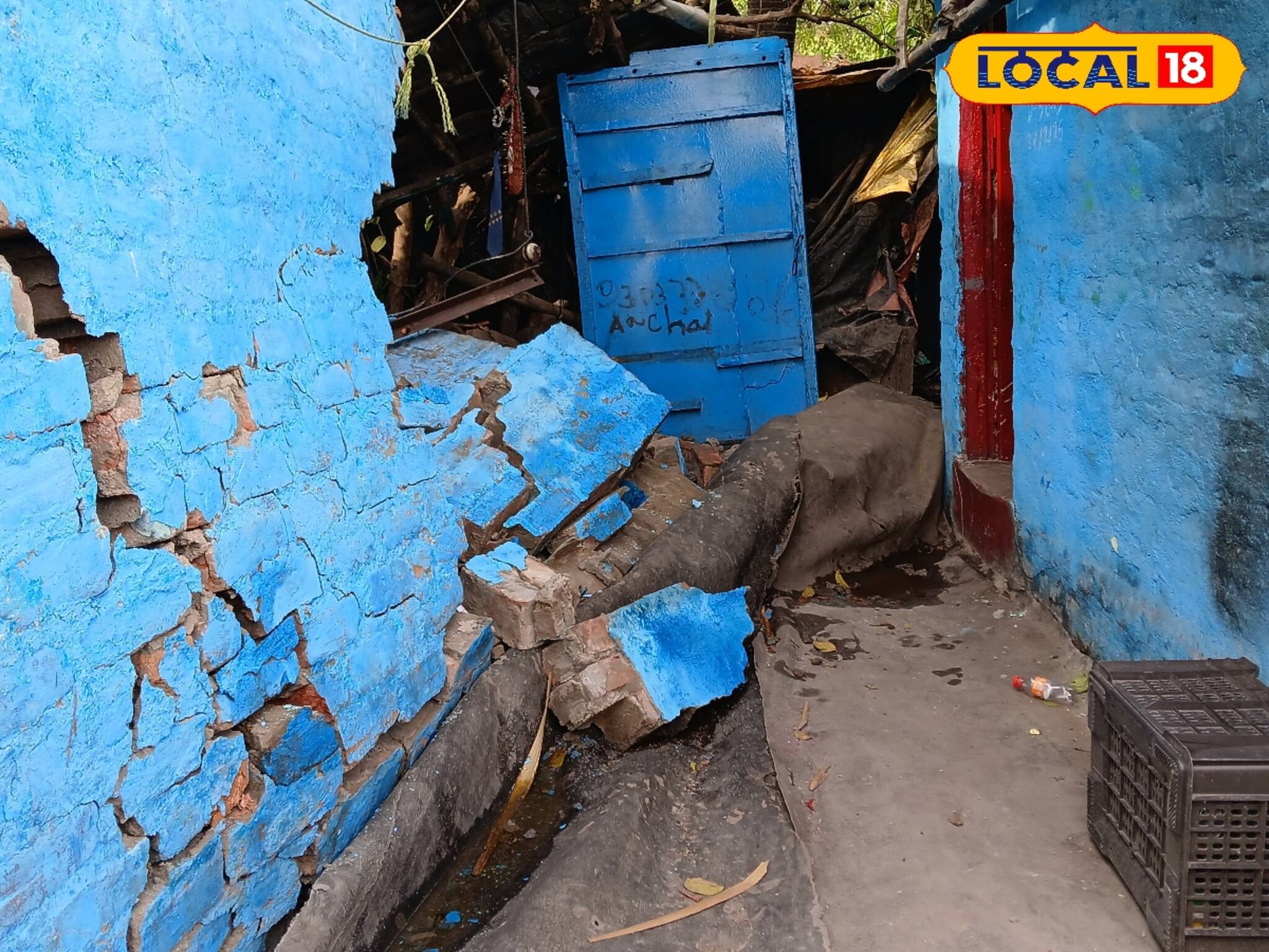 হুড়মুড়িয়ে ভাঙছে বাড়িঘর! রাস্তা ফেটে চৌচির! কেন এমন আতঙ্করাজ হাওড়ার বেলগাছিয়ায়