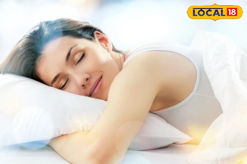 পরিবারে হাই সুগারের হিস্ট্রি থাকলে প্রতিদিন অন্ততপক্ষে ৬ ঘণ্টা ঘুমাতে হবে। পারলে এর থেকে বেশি সময় ঘুমান। তবে এর থেকে কম নয়। তাহলেই উপকার মিলবে বলে জানালেন এই বিশিষ্ট চিকিৎসক। (তথ্য: মৈনাক দেবনাথ)