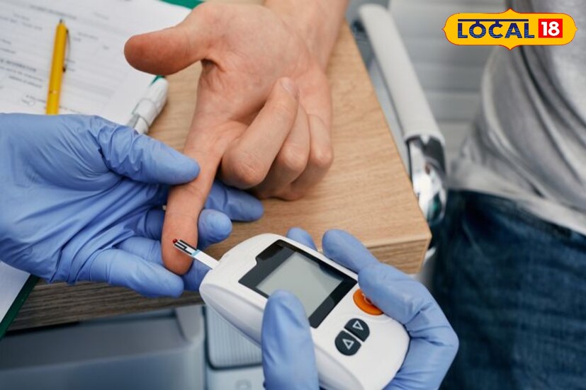 সমস্যার থেকে দূরত্ব বজায় রাখতে চাইলে ডায়েটে নজর দেওয়া জরুরি। সেক্ষেত্রে সবার প্রথমে মিষ্টি, কোল্ড ড্রিংক ও চকোলেটের মতো খাবারের থেকে দূরত্ব তৈরি করুন। এমনকী খাওয়া চলবে না ফাস্ট ফুড, প্রসেসড ফুড ও চিপসের মতো খাবার। সেই সঙ্গে ময়দার তৈরি খাবার এবং সুজিও এড়িয়ে যেতে হবে। কমাতে হবে আলু।