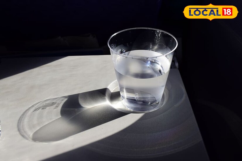 তাহলে জল কেন ছায়া ফেলে? এনটিপিসির গোকুল ভরদ্বাজ নামে একজন প্রকৌশলী এর উত্তর দিয়েছেন। সে বলল, এক গ্লাসে জল নিন, কাচটি খালি থাকলে ছায়া খুব কম দেখা যাবে। কিন্তু যদি আপনি এতে জল ঢালেন, তাহলে একটি কালো ছায়া তৈরি হতে দেখা যাবে।