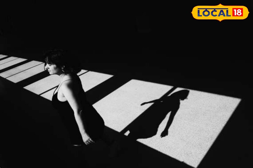 যে রশ্মিগুলি দেয়ালে পৌঁছায় না, সেগুলি একটি শূন্যস্থান রেখে যায়, যাকে আমরা ছায়া হিসাবে বিবেচনা করি। ছায়াটি কালো কারণ দেওয়ালের ওই অংশে কোনও আলো নেই, যা যেকোনো আলোকে আঘাত করে আমাদের চোখে পৌঁছাতে পারে। এই কারণেই ছায়া আমাদের কাছে কালো দেখায়।