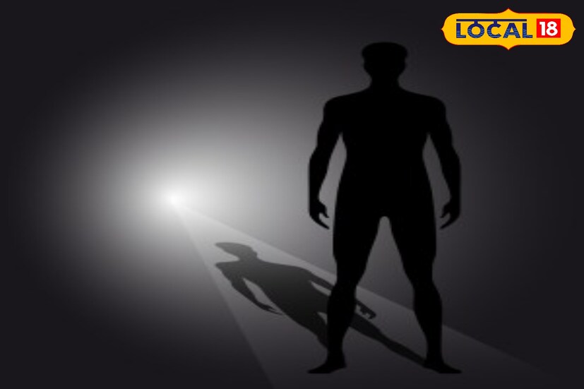 যদি আমরা বলি যে আলো মানুষ বা কোনও বস্তুর মধ্যে প্রবেশ করতে পারে না, তাহলে এই কারণেই এটি ঘটে। তাহলে, যেহেতু জল স্বচ্ছ, কেন এটি ছায়া ফেলে? এর পিছনে একটি আকর্ষণীয় বিজ্ঞান রয়েছে। আমরা বাড়িতেও এই পরীক্ষাটি চেষ্টা করে দেখতে পারি।