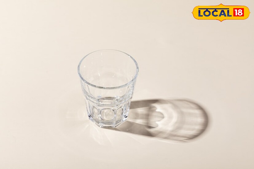 তবে, এটিও ঝাপসা হবে এবং কোনও কঠিন বস্তুর মতো সম্পূর্ণ কালো হবে না। পানি এবং কাচ উভয়ই স্বচ্ছ মাধ্যম। যখন কাচটি খালি ছিল, তখন আলো প্রথমে বাতাসের মধ্য দিয়ে, তারপর কাচের মধ্য দিয়ে, তারপর কাচের মধ্য দিয়ে এবং তারপর বাতাসের মধ্য দিয়ে প্রবেশ করতো।