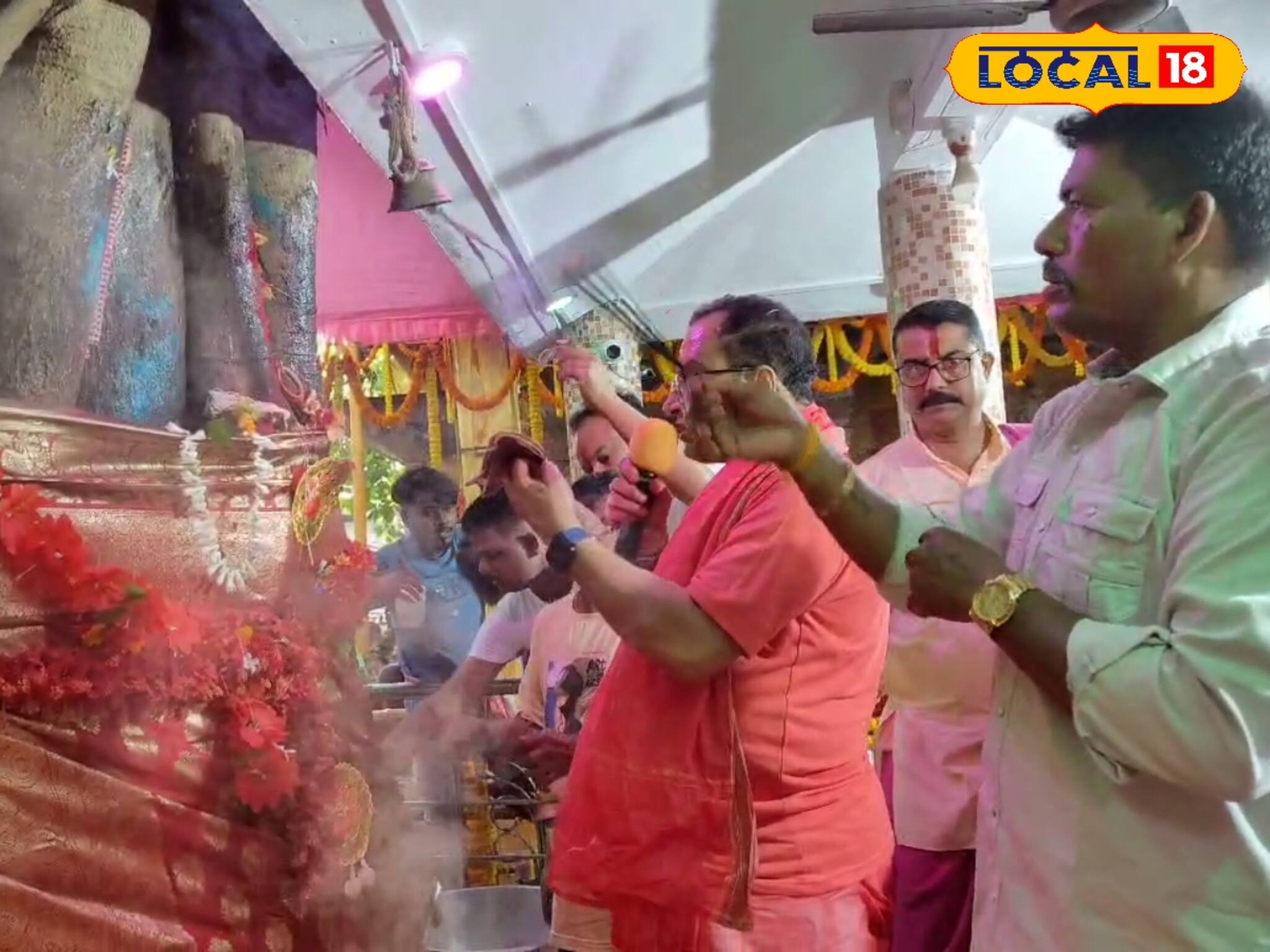 ৩ টন বাতাসার হরিলুট! চৈত্রের শীতলা অষ্টমীতে বটবৃক্ষ ঘিরে বিশাল আয়োজন নদিয়ায়