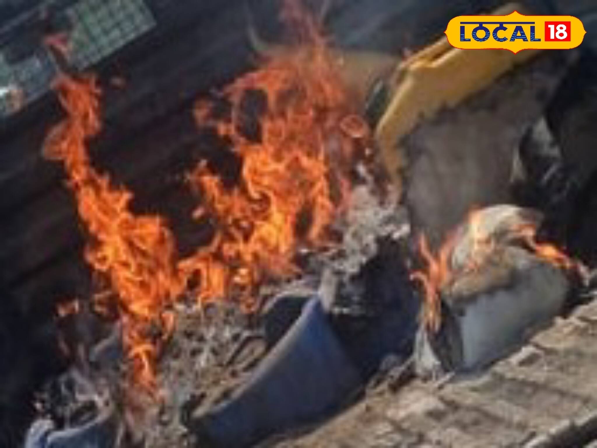 জাতীয় সড়কে দাঁড়িয়ে থাকা গাড়িতে দাউ দাউ করে আগুন!  বড়সড় দুর্ঘটনা থেকে রক্ষা
