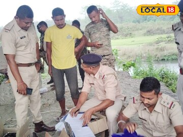 বাক্স নিয়ে পুলিশ কর্মীরা 