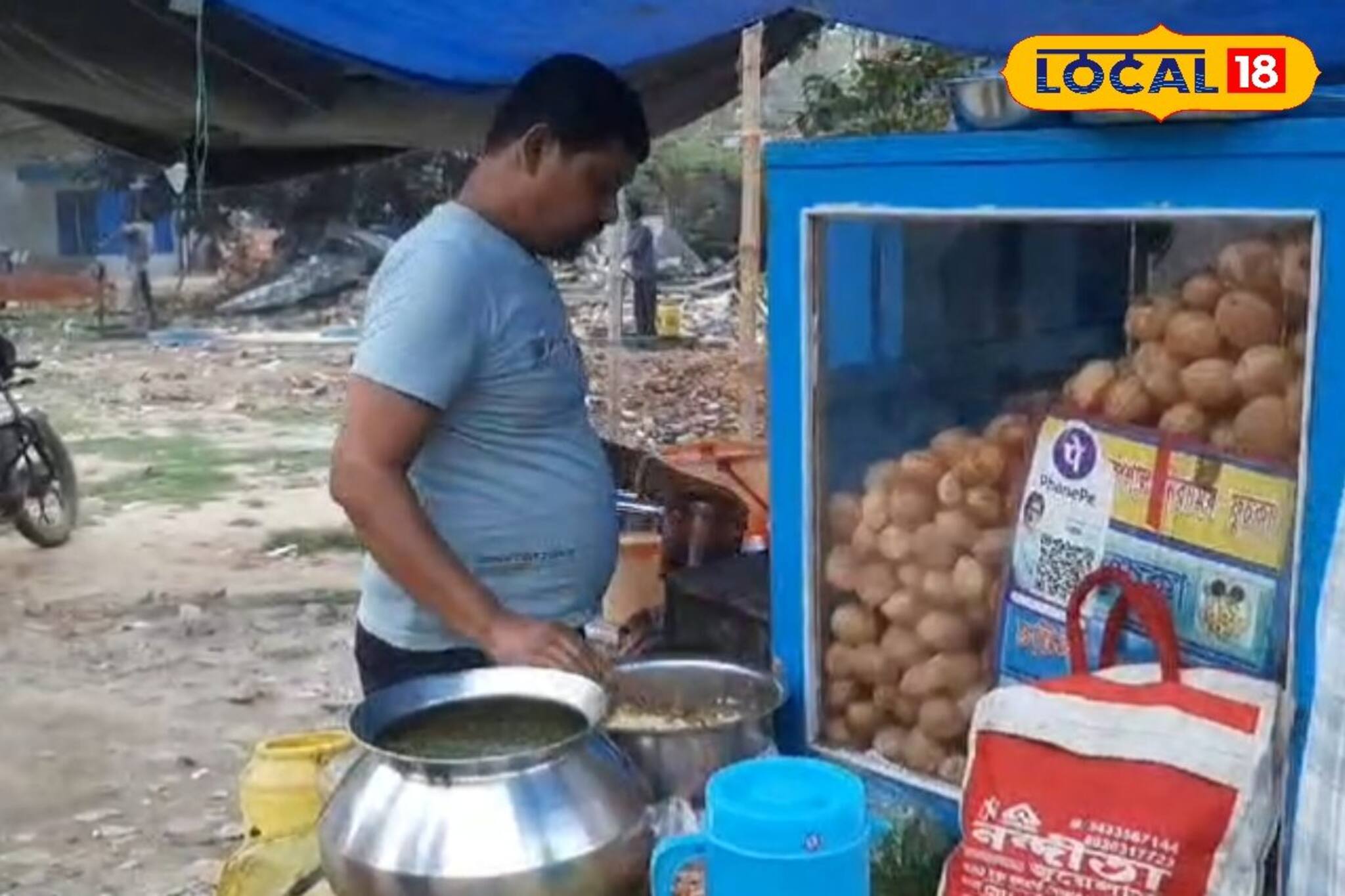 শাড়ির জমিনে নক্সা তোলা হাত এখন ফুচকা তৈরি করে! ভাগ্যের ফেরে তাঁতিরা এখন ফুচকা বিক্রেতা