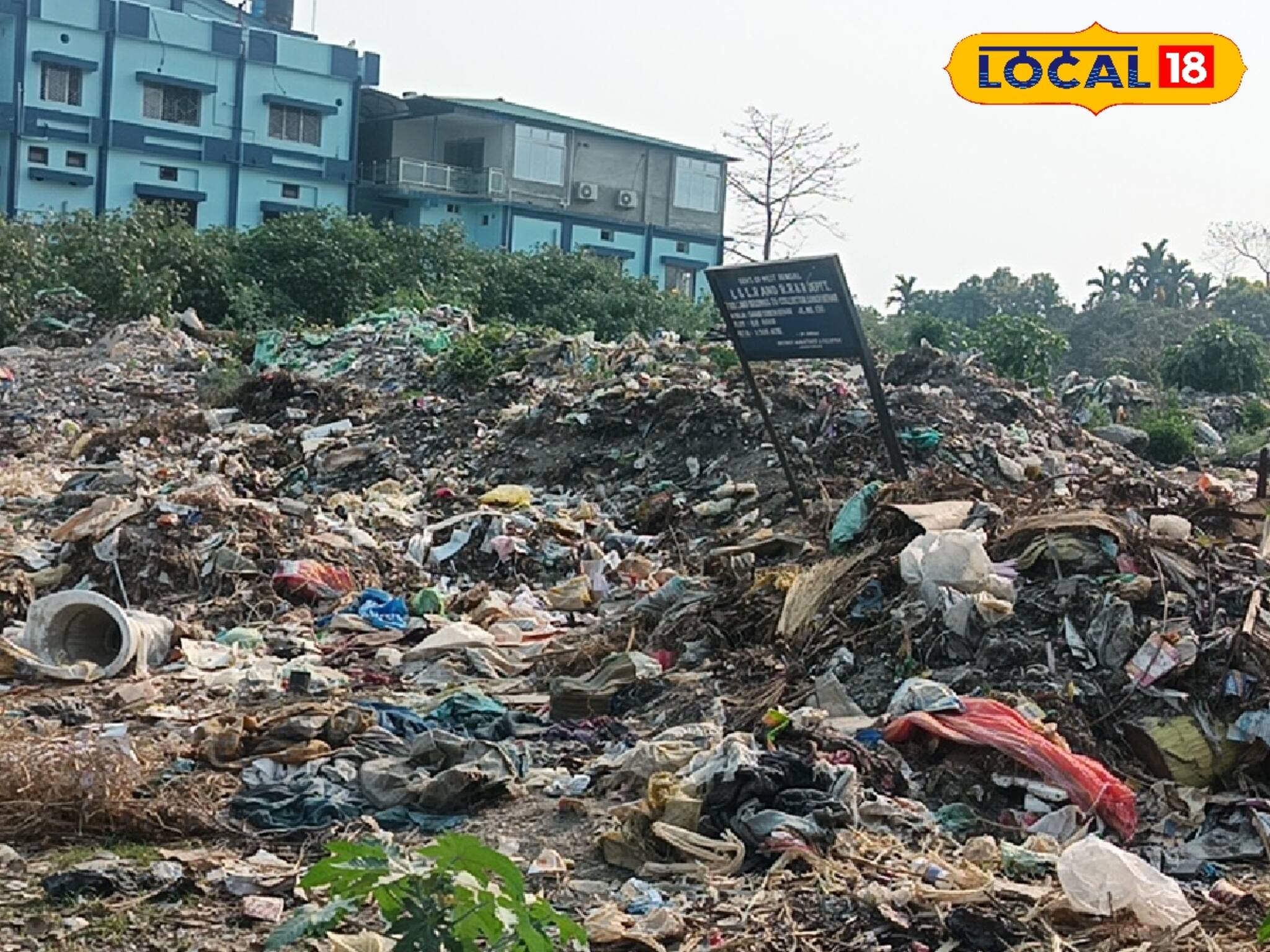 গাড়ি রাখার নামে রাজবাড়ির পিছনে নোংরা ফেলছে পুরসভা!হেরিটেজ নিদর্শনের অস্তিত্ব নিয়ে টানাটানি