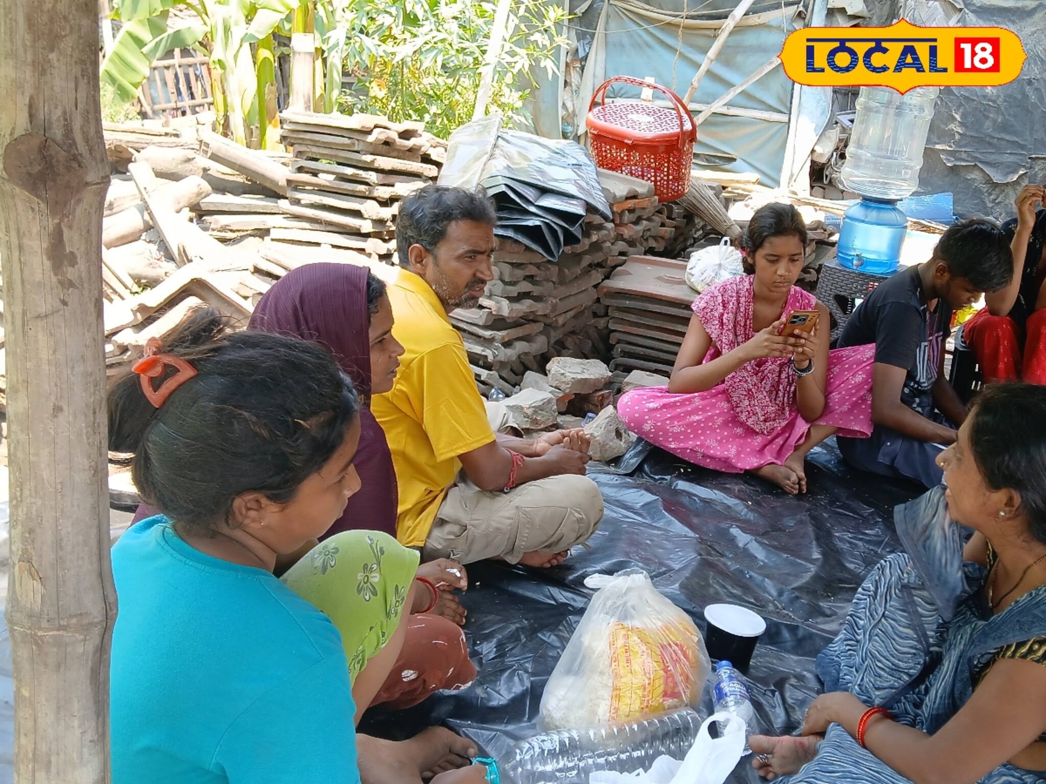 মাথার ছাদ হারিয়েছে, ত্রিপল ছাউনির নীচে বেলগাছিয়ার 'সর্বহারা' একাধিক পরিবার