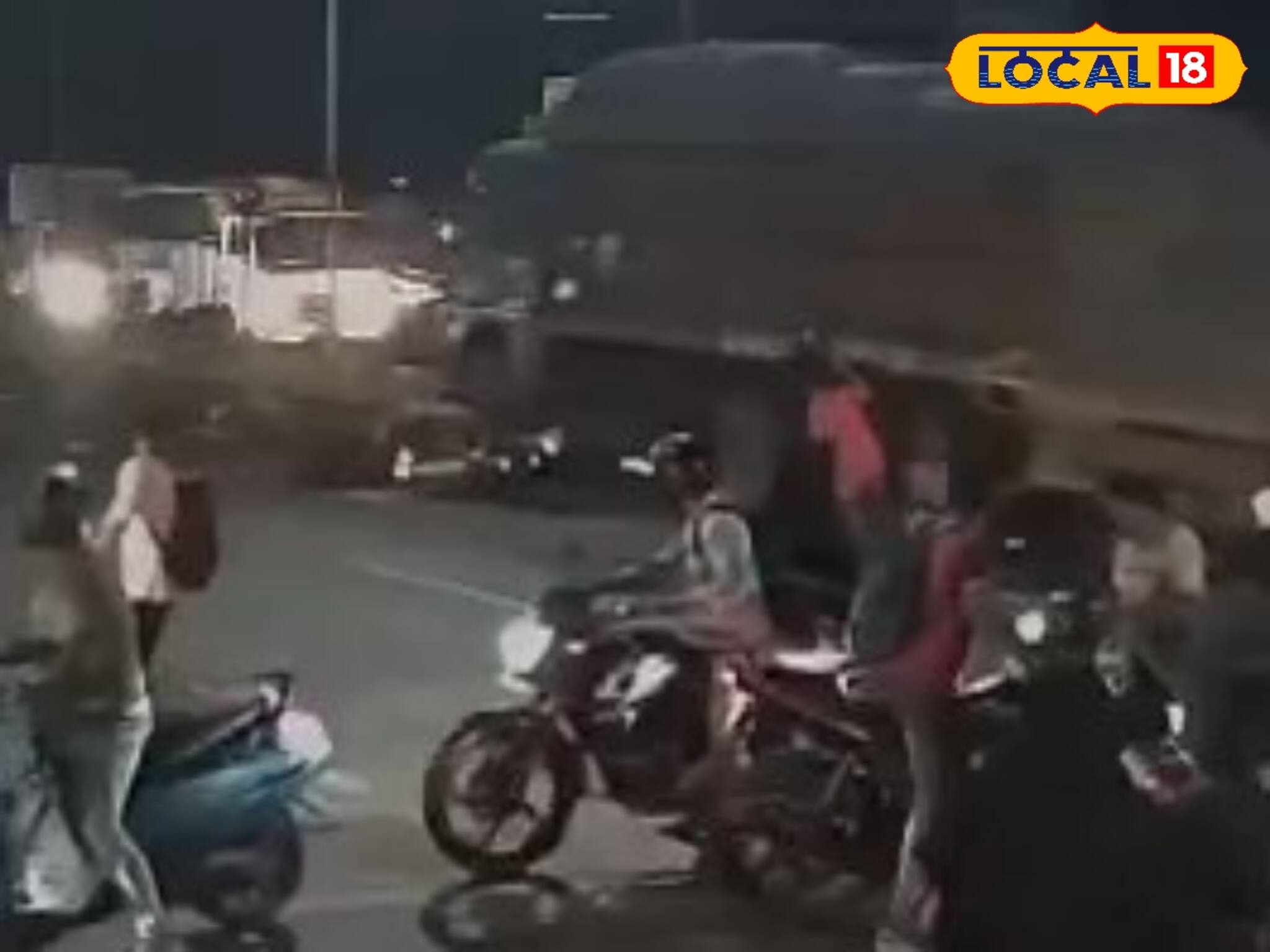 ২ টি বাইকে সজোরে ধাক্কা লরির! চাকায় পিষে মৃত্যু নাবালকের, হাওড়ায় মর্মান্তিক ঘটনা